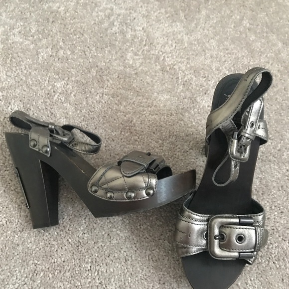 VINTAGE AUTHENTIC BURBERRY HEELS - Picture 3 of 5